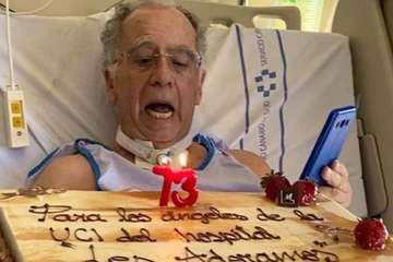 Eustaquio Quintero, celebrando su 73 cumpleaños en el hospital (Foto Web RTVC)
